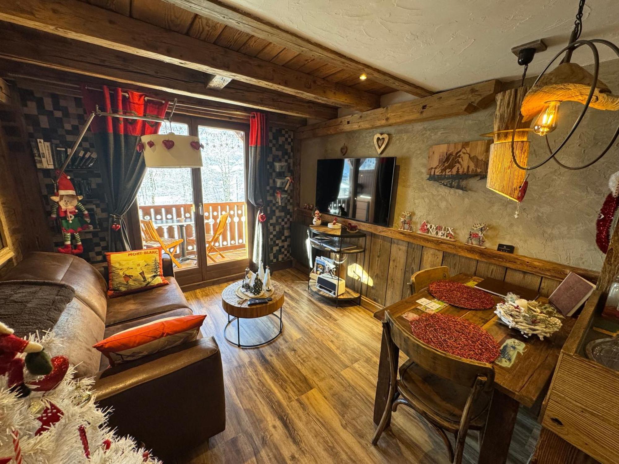 Le Coup De Coeur Apartment เลอุชส์ ภายนอก รูปภาพ